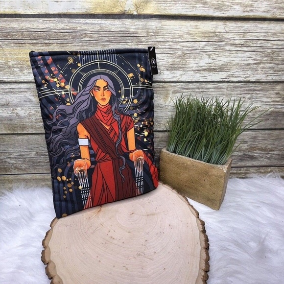 NWT FairyLoot An Ember in the Ashes Ellias & Leia Padded Book Sleeve Bag - Picture 1 of 11